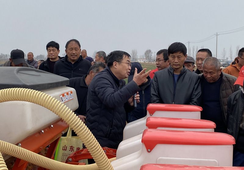 山東奧龍參加陽谷縣高性能播種機(jī)演示現(xiàn)場會